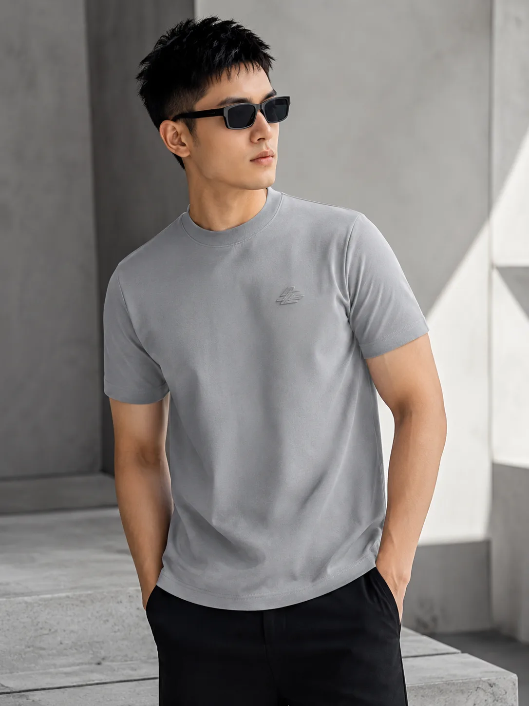 Áo Thun Không Viền Thêu Nổi 3D Signature