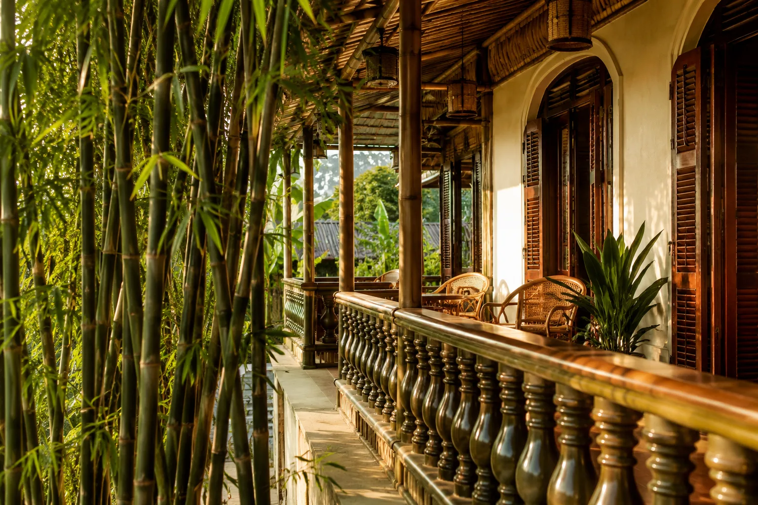Chi tiết rặng tre mộc, lan can hiên thanh ngọc ấm cúng của resort